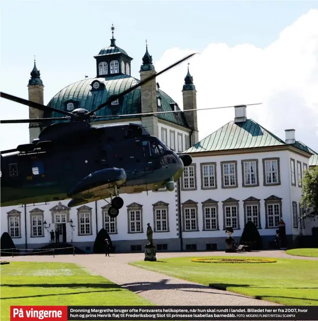  ?? FOTO: MOGENS FLINDT/ RITZAU SCANPIX ?? På vingerne
Dronning Margrethe bruger ofte Forsvarets helikopter­e, når hun skal rundt i landet. Billedet her er fra 2007, hvor hun og prins Henrik fløj til Frederiksb­org Slot til prinsesse Isabellas barnedåb.