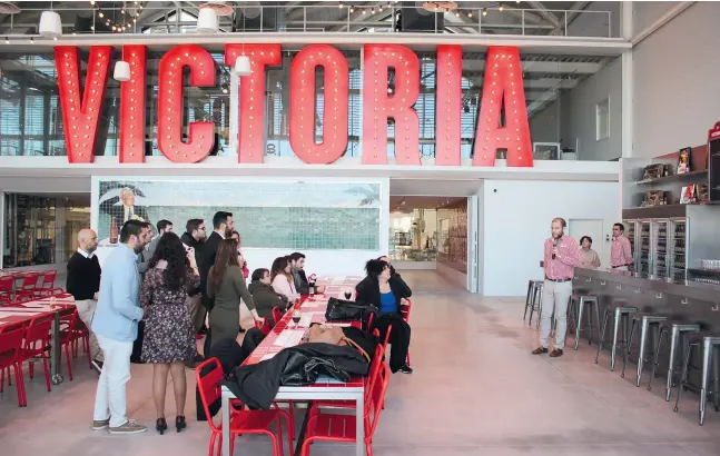  ?? Fotos: Michael Trampert ?? Eine Gruppe bei einer Führung durch die neue Produktion­sstätte des Bierbrauer­s „Victoria“.
