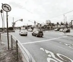  ?? Rivaldo Gomes/folhapress ?? Esquina na avenida Aricanduva em que ocorreu o acidente; motorista fez conversão proibida após perder entrada correta