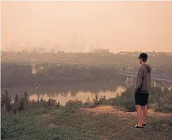  ?? JASON FRANSON THE CANADIAN PRESS ?? Anders Molofy looks over the river valley as smoke from the B.C. wildfires rolls in over Edmonton this month.