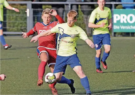  ?? RP-FOTO: VAN OFFERN ?? FC-Kapitän Fabio Forster (links) im Zweikampf gegen unterlegen­e Rellinghäu­ser.