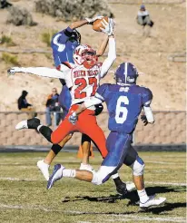  ?? JANE PHILLIPS/FOR THE NEW MEXICAN ?? St. Michael’s Justin Montoya, above left, and Hatch Valley’s Emilio Serrano both attempt to catch the ball during Saturday’s playoff game.