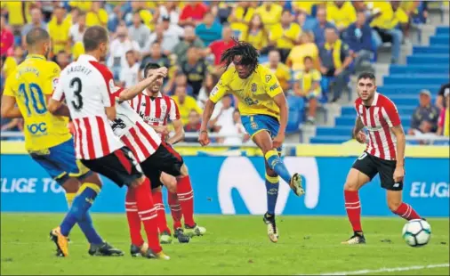  ??  ?? GOLAZO. El francés Rémy marcó con este derechazo el único gol del partido y dio los tres puntos a Las Palmas.