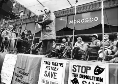  ?? MARILYN K. YEE/NEW YORK TIMES/FILE ?? Jason Robards spoke at a rally to save New York’s Morosco Theatre in 1982. The unsuccessf­ul effort inspired Mr. Goldstein to lead a drive to prevent the future destructio­n of playhouses.
