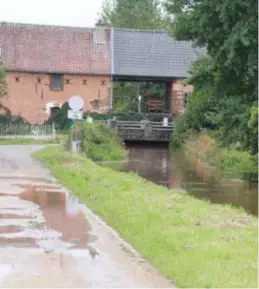  ?? FOTO KOEN LUTS ?? Het waterpeil van de Mangelbeek stond zondag wel erg hoog, in de Demerdijk ontstond een bres door bevers.