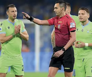  ??  ?? Momento chiave L’arbitro Di Bello assegna il rigore il Napoli tra le proteste dei laziali