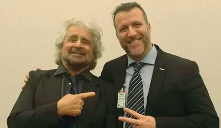  ?? Insieme ?? Il candidato del Movimento Cinque Stelle Simone Benini posa con Beppe Grillo