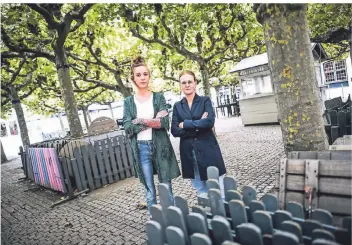  ?? FOTO: ANDREAS BRETZ ?? Kerstin Rapp-Schwan (Schwan) und Angelina Guntermann (Goldener Ring) können ihre Terrassen auf dem Burgplatz nicht nutzen, zu extrem ist die Wanzenplag­e.