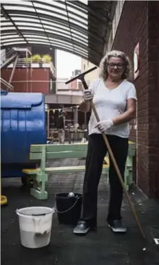  ??  ?? Marie: “De kleuters noemen mij ook juf, ook al ben ik de kuisvrouw.”