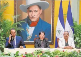  ?? // AFP ?? Rueda de prensa en Manague del canciller nicaragüen­se (en el centro)