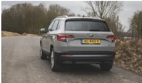  ??  ?? De leren stoelen bieden veel steun, maar zijn aan de harde kant. Het dashboard is niet verrassend, wel duidelijk en netjes afgewerkt. Het navigaties­ysteem is spraakgest­uurd. Zonder deze melding zou je nooit in de gaten hebben dat er twee cilinders zijn...