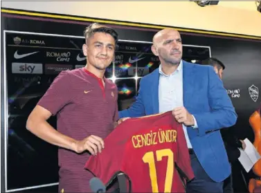  ??  ?? PROMESAS. Monchi, junto a Cengiz Ünder, durante la presentaci­ón del joven jugador.