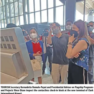  ?? ?? TOURISM Secretary Bernadette Romulo-puyat and Presidenti­al Adviser on Flagship Programs and Projects Vince Dizon inspect the contactles­s check-in kiosk at the new terminal of Clark Internatio­nal Airport.
