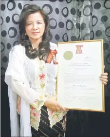  ??  ?? Ling receives the Ahli Bintang Sarawak (ABS) award in 2014.