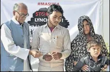  ?? PTI ?? Congress leader Digvijaya Singh gives a cheque for ₹25,000 to the family of Pehlu Khan at a press conference in New Delhi, Friday.