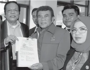  ?? FEDRIK TARIGAN/JAWA POS ?? PANTANG MENYERAH: Rhoma Irama menunjukka­n surat pendaftara­n gugatan di PTUN Jakarta kemarin.