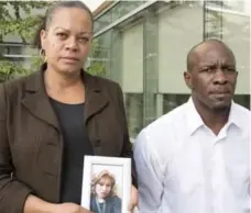  ?? BRYON JOHNSON/METROLAND ?? Alyson McKitty and Stanley Stewart with a photo of daughter Taquisha.