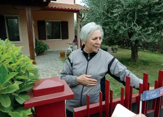  ??  ?? A LaziseLa signora Lucia, nonna del piccolo Alessandro, davanti alla sua casa di Lazise