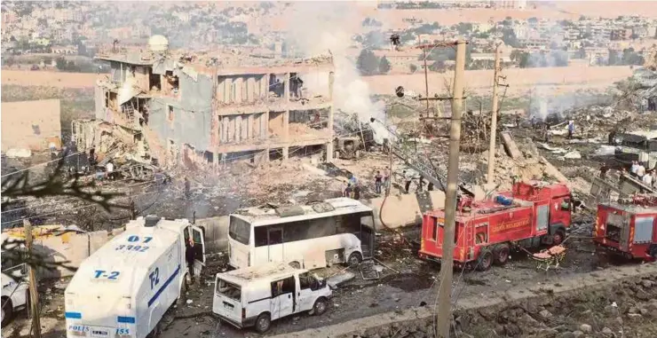  ??  ?? Pasukan polis Turki dan anggota bomba hadir membantu mangsa selepas letupan bom besar di Cizre, semalam.