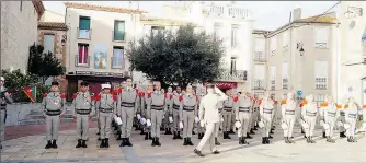  ??  ?? Une soixantain­e de Légionaire­s devant l’Hôtel de ville