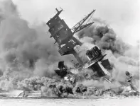  ?? AP FILES ?? LEFT: The USS Arizona burns before it sank, killing 1,177, on Dec. 7, 1941.