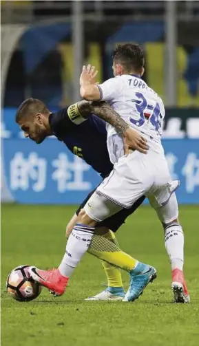  ?? AP PIC ?? Inter Milan’s Mauro Icardi (left) and Sampdoria’s Lucas Torreira tussle for the ball at the San Siro on Monday.