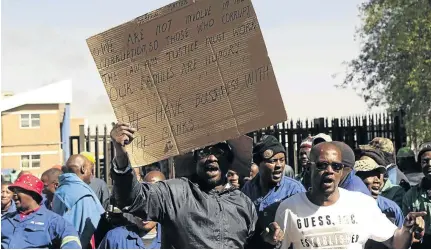  ?? THULANI MBELE ?? Workers at VR Laser in Boksburg, which makes steel products for the defence force, mining and rail sector, picketed yesterday demanding to be paid. Workers have allegedly not been paid due to the company’s bank accounts being closed . /