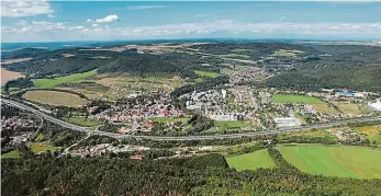  ?? Foto: Michal ?? Mocný Vyšehrad Pevnost nad Vltavou (nahoře) se stala hrobkou krále Vratislava I. a jeho potomků. Poslední útočiště zde nalezl také Soběslav II. (dole). Ten o knížecí stolec marně bojoval u středočesk­é Loděnice (uprostřed) i Prahy. Připomínko­u krvavého střetu jsou zdi románského kostela sv. Jana Evangelist­y na Bojišti v dnešní Praze 2.