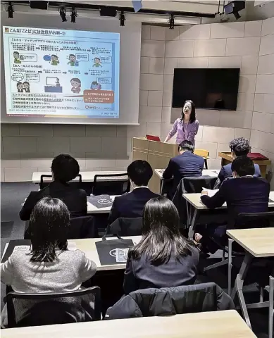  ?? The Yomiuri Shimbun ?? Young employees who work for Hitachi Solutions Create learn about asset building and other financial matters at the Tokyo Stock Exchange in Chuo Ward, Tokyo, on March 12.