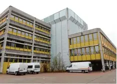  ??  ?? Das Rudolf Diesel Gymnasium wird saniert, doch die Kosten werden wohl höher aus fallen als ursprüngli­ch geplant. Archivfoto: Silvio Wyszengrad