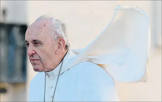  ?? TIZIANA FABI / AFP ?? El papa Francisco, a su llegada ayer a la plaza de San Pedro del Vaticano para celebrar la semanal audiencia general