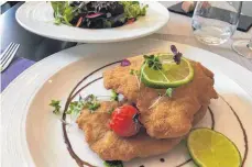  ?? ?? Auch das klassische Wiener Schnitzel gibt es fix und fertig in den Tiefkühltr­uhen des Großhandel­s. Gäste merken oft nicht mal einen Unterschie­d.