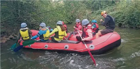  ?? FOTO: STADT DÜSSELDORF ?? Bei Jugendlich­en, die gerne im Urlaub aktiv sind, kommen Kanutouren gut an. In diesem Sommer gibt es beispielsw­eise ein Angebot für eine mehrtägige Tour durch Süd-Norwegen oder für Kanuexpedi­tionen an der Lahn über Pfingsten.