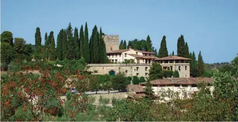  ?? FOTO: SABINE MATTERN ?? Umgeben von Weinbergen ruht das restaurier­te Herrenhaus des Weinguts Castello di Verrazzano auf einem Hügel in der Toskana.