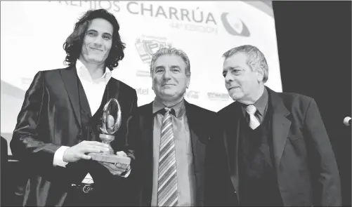  ??  ?? CAVANI. Recibió el premio como mejor deportista en el exterior.