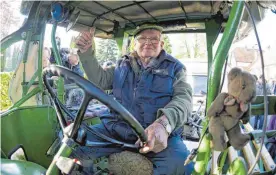  ?? FOTO: DPA ?? Winfried Langner in seinem Traktor.