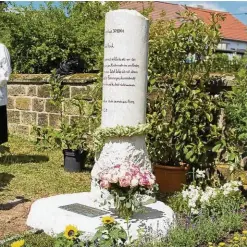  ??  ?? Links: Ein Foto des kleinen Pascal. Er wurde missbrauch­t und war gerade fünf Jahre alt, als er spurlos verschwand. Seine Leiche wurde nie gefunden. Oben: Bernhard Müller war einst Pascals bester Freund. Rechts: die Stele, die endlich in Schwalbach...