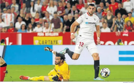  ?? ANTONIO PIZARRO ?? Rafa Mir persona una doble ocasión ante el portero del Rayo Vallecano Dmitrovic en la segunda parte.