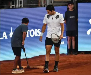  ?? ?? ► Las condicione­s del court central han sido un dolor de cabeza para el Chile Open.