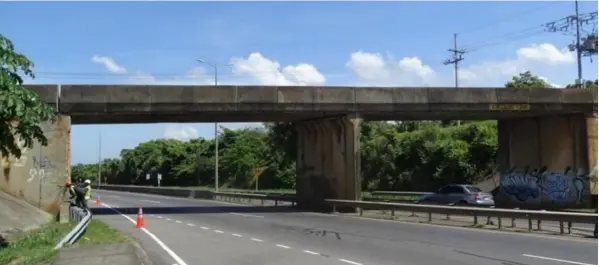  ?? Cortesía Lanamme ?? El puente en calle Loros, que pasa por encima de la ruta 27, cerca de La Ceiba de Orotina, presenta deficienci­as estructura­les y funcionale­s que pueden afectar su capacidad y operativid­ad, según un informe del Lanamme.