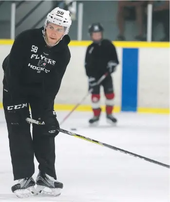  ?? MICHELLE BERG ?? Philadelph­ia Flyers’ Taylor Leier coaches kids at the Star-Powered Kids on Ice Camp at Schroh Arena in Saskatoon on Monday. The 22-year-old got his first taste of the NHL last season and is hoping to stay.