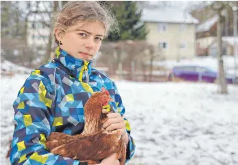  ?? FOTOS: JOHANNES REICHERT. ?? Franziska Schmierer kann ihre Hühner auch auf den Arm nehmen und streicheln.