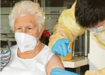  ?? Fotos: Winfried Rein ?? „Es tut überhaupt nicht weh“: Die 86‰jährige Gerlinde Ockermille­r gehört zu den ersten Heimbewohn­ern, die sich in St. Augustin impfen lassen.