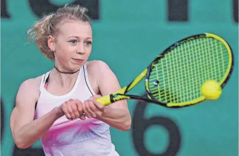  ?? FOTO: BERND BAUR ?? Annika Böhme konnte mit den Schwendier Tennisdame­n den 9:0-Sieg über Bad Friedrichs­hall feiern.