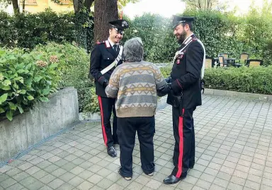  ??  ?? Vicinanza I due carabinier­i della compagnia di San Lazzaro insieme alla signora di 86 anni nel cortile della sua abitazione: ieri i militari sono tornati a farle visita