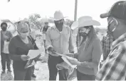  ?? Foto: Jairo Almanza ?? Michel González Márquez, diputada federal panista, se reunió con productore­s de diversas zonas de Pénjamo. /