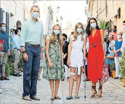  ?? BALLESTERO­S / EFE ?? Los Reyes con sus hijas, Leonor y Sofía (con muleta) ayer en Petra, localidad natal de fray Junípero Serra