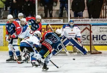  ?? Archivfoto: Michael Lukaszewsk­i ?? Gegen den EV Pfronten (rotblau) zeigten die enorm verletzung­sgeschwäch­ten Wölfe zwar eine gute kämpferisc­he Leistung, am Ende ging auch das letzte Spiel der Abstiegsru­nde mit 5:8 verloren.