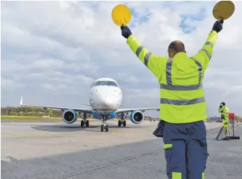  ?? FOTO: FELIX KÄSTLE ?? Flugzeug im Anflug auf den Bodensee-Airport Friedrichs­hafen: Das Land Baden-Württember­g will dem Flughafen keine finanziell­e Unterstütz­ung in Form eines Gesellscha­fterdarleh­ens gewähren.