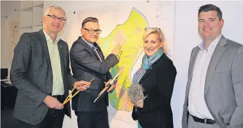  ?? FOTO: STADT MEERBUSCH ?? Der Technische Dezernent Michael Assenmache­r, Martin Philipp, Leiter Technische Infrastruk­tur, Wirtschaft­sförderin Heike Reiß und Telekom-Regionalma­nager Simon Pohlen (von links) freuen sich auf den Netzausbau.